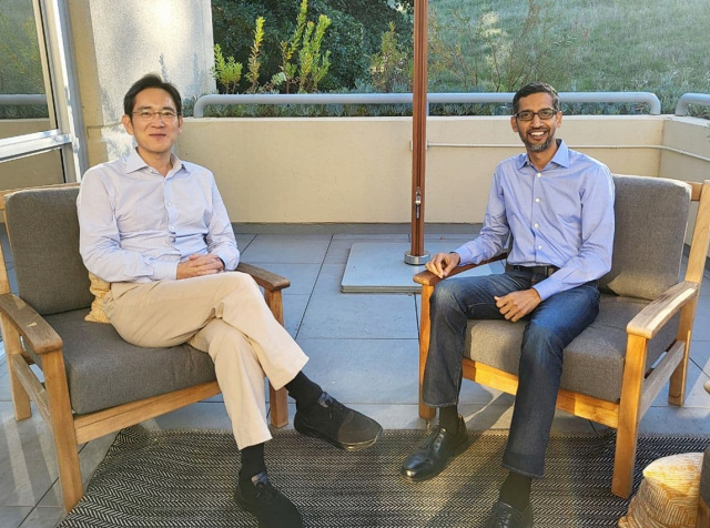 이재용(왼쪽) 삼성전자 부회장이 22일(현지시간) 미국 캘리포니아주 마운틴뷰 구글 본사에서 순다르 피차이 구글 최고경영자(CEO)와 만나 환담 중 웃고 있다./사진제공=삼성전자