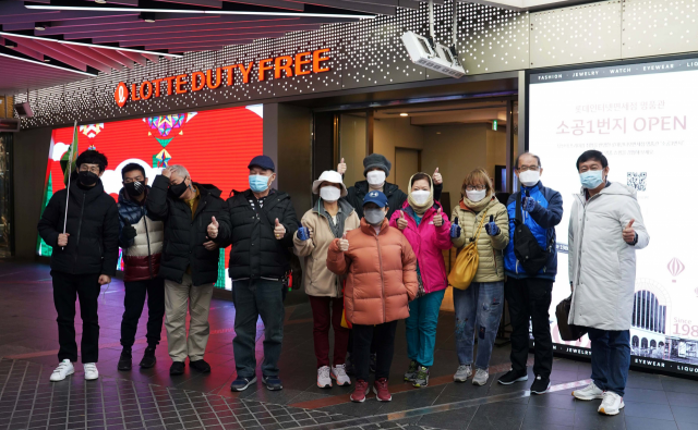 지난 22일 싱가포르 단체관광객 10여 명이 서울 중구 롯데면세점에 방문해 쇼핑을 즐긴 후 기념 촬영을 하고 있다. /사진제공=롯데면세점