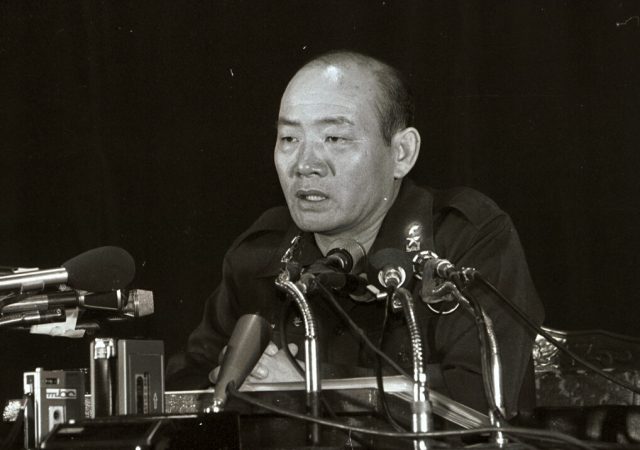 1979년 11월 6일 전두환 당시 계엄사 합동 수사 본부장이 박정희 전 대통령 사망 사건 관련 발표를 하고 있는 모습. /연합뉴스