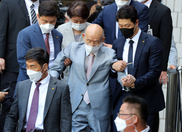23일 사망한 전두환 전 대통령이 지난 8월 광주에서 열린 항소심 재판에 출석하기 위해 집을 나서고 있다. /연합뉴스