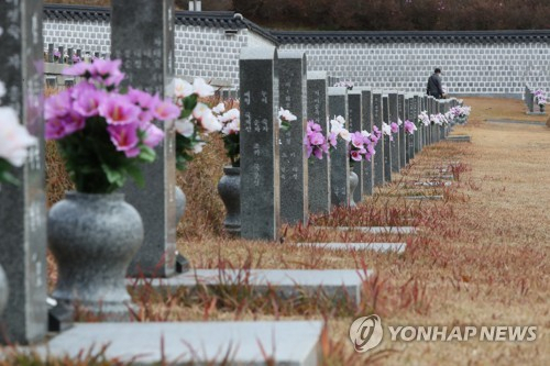 대한민국 제11·12대 대통령을 지낸 전두환 씨가 23일 사망했다. 5·18 민주화운동 관련 단체는 법적·역사적 책임을 묻지 못했다며 그의 사망 소식에 허망함을 드러냈다. 사진은 이날 광주 북구 운정동 국립5·18민주묘지의 모습. /사진=연합뉴스