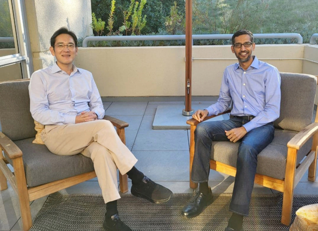 이재용(왼쪽) 삼성전자 부회장과 순다르 피차이 구글 최고경영자(CEO)가 22일(현지 시간) 미국 캘리포니아주 마운틴뷰 구글 본사에서 회동하고 있다. 이 부회장은 방미 기간 중 삼성 연구원들과 만나 