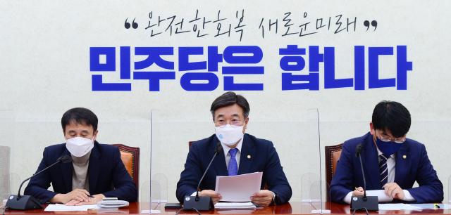 윤호중 더불어민주당 원내대표가 23일 국회에서 열린 원내대책회의에서 발언하고 있다. /권욱 기자