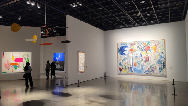 대구미술관이 프랑스 매그재단과 2년간 협력기획한 전시 '모던 라이프' 전경. 프랑스의 국보인 마르크 샤갈의 '삶'(오른쪽)과 이응노의 '무제', 알렉산더 칼더 등의 작품을 만날 수 있다. /조상인기자