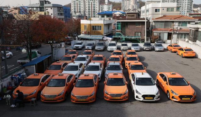 코로나19 확산으로 택시 이용객이 급감한 가운데 지난 15일 서울 시내의 한 택시 차고지에 법인택시가 주차돼있다. /연합뉴스