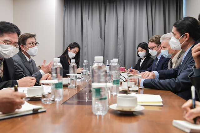 박형준 부산시장과 유엔해비타트(UN-Habitat) 관계자들이 해상도시 건설 추진과 협력을 논의하고 있다./사진제공=부산시