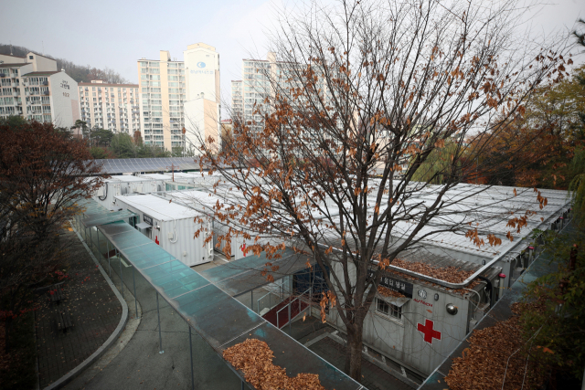 수도권에 코로나19 확산세가 지속됨에 따라 중환자 병상 부족 현상이 우려되는 가운데 19일 서울 은평구 서울시립서북병원 주차장에 위중증 환자 급증에 대비한 '이동형 음압 병실'이 설치돼 있다./연합뉴스