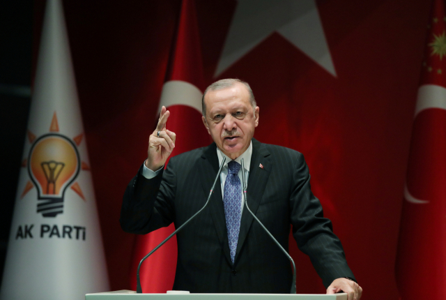 레제프 타이이프 에르도안 터키 대통령이 23일(현지시간) 집권당인 AKP의 앙카라 소재 당사에서 연설하고 있다. /로이터연합뉴스