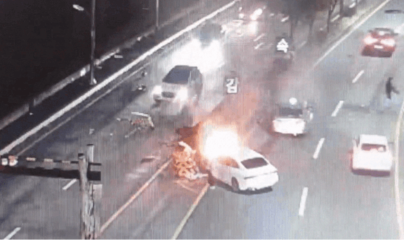 불타는 차량으로 뛰어든 시민영웅들…대형사고 막았다