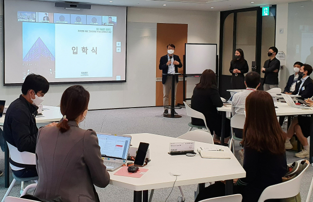 SK그룹 직원들이 서울 종로구 써니 학습장에서 KAIST 환경에너지 심화 과정을 듣고 있다. /사진제공=SK