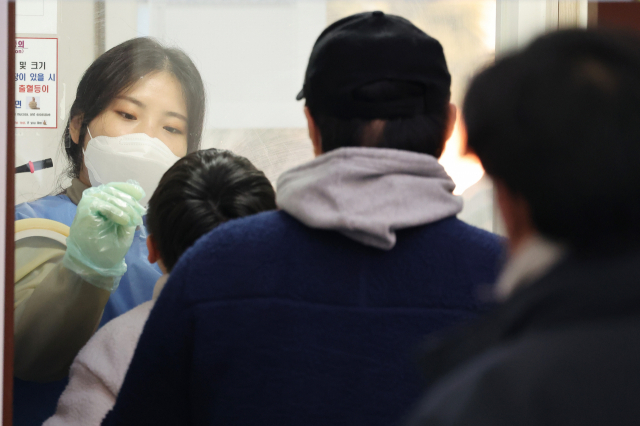보건소에 마련된 임시선별진료소를 찾은 시민들이 검사를 기다리고 있다./연합뉴스