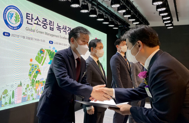 김정환(왼쪽 첫 번째) 힘펠 대표가 지난 23일 열린 '2021 탄소중립 녹색경영' 기념식에서 대통령 표창을 수상하고 있다. / 사진제공=힘펠