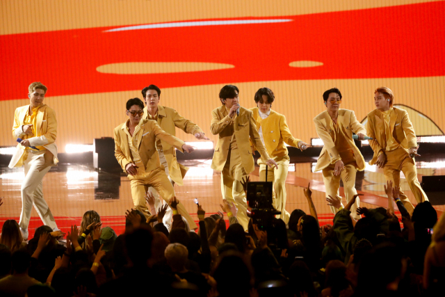 그룹 방탄소년단(BTS)이 지난 21일 열린 아메리칸뮤직어워드(AMA)에서 히트곡 ‘버터’를 부르고 있다. /로스앤젤레스=로이터연합뉴스