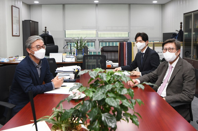 박형준(오른쪽) 부산시장이 전재수 더불어민주당 의원을 만나 국비 확보 지원을 당부했다./사진제공=부산시