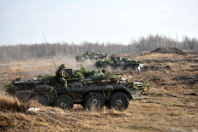 러시아와 우크라이나 국경지대의 군사적 긴장이 높아지는 가운데 우크라이나 공중강습군 병력이 21일(현지시간) 지토미르에서 장갑차를 동원해 육상 훈련을 하고 있다. /로이터연합뉴스