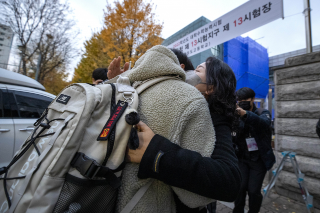 2022학년도 대학수학능력시험이 치러진 지난 18일 한 수험생이 서울 여의도고등학교에 마련된 시험장에 들어가기 앞서 어머니와 포옹하고 있다./서울경제DB
