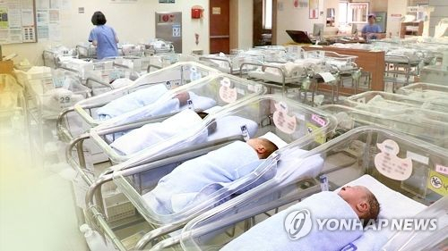 올 출생아 20만원, 내년엔 30만원…'형평성 논란' 아동수당법 의결