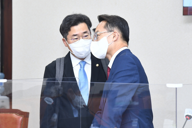 박찬대(왼쪽) 더불어민주당 의원/권욱 기자