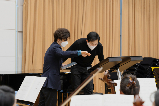 지난 22일 진행된 코리안심포니의 오케스트라 리딩에서 이승원 지휘자와 참여 작곡가가 의견을 나누고 있다./사진=코리안심포니