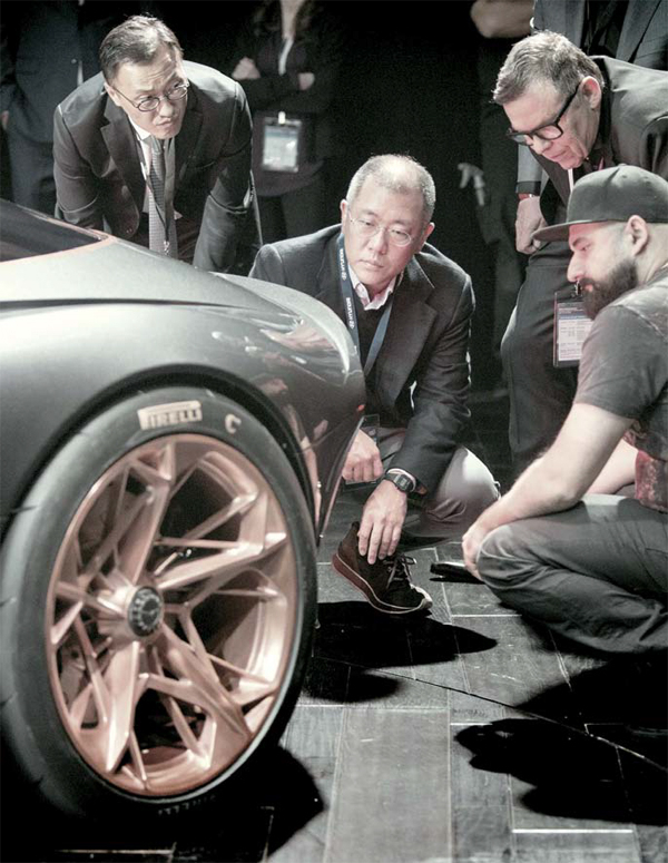 지난 2018년 개최된 뉴욕모터쇼에서 정의선(사진 왼쪽 두번째) 현대자동차 회장(당시 부회장)과 피터 슈라이어(사진 오른쪽 두번째) 사장이 제네시스 컨셉트카 '에센시아'를 살펴보고 있다./사진제공=현대차그룹