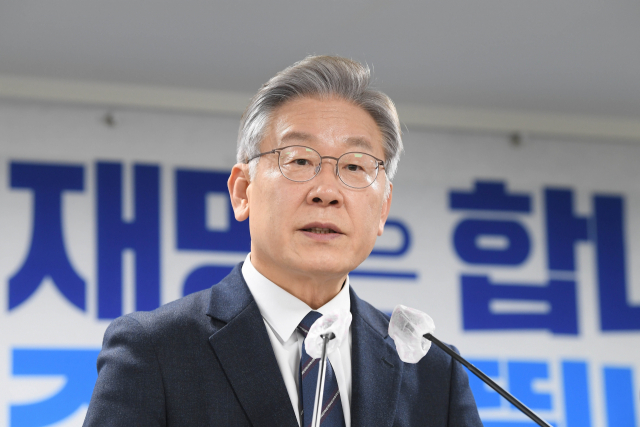 이재명 더불어민주당 대선 후보가 지난 24일 민주당 중앙당사에서 기자회견을 열고 기자들의 질문에 답하고 있다. / 권욱 기자