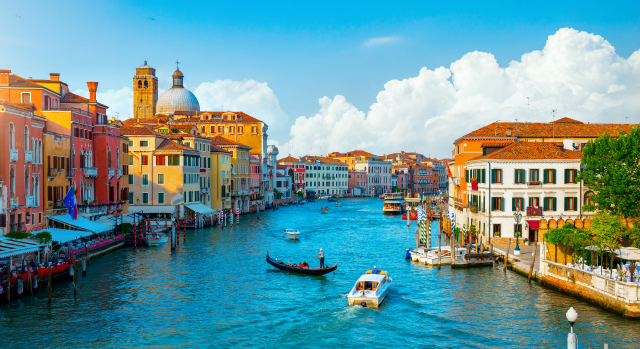 세계적인 관광 도시 베네치아는 세련된 현대 도시와는 다른 과거의 어느 시대에 머무른 듯한 특유의 이미지로 사랑받고 있다. 저자는 이 베네치아의 ‘오늘의 얼굴’은 단순히 역사적 건축물이나 유적만으로 설명할 수 없다며 ‘프로세스’ 개념을 제시한다.