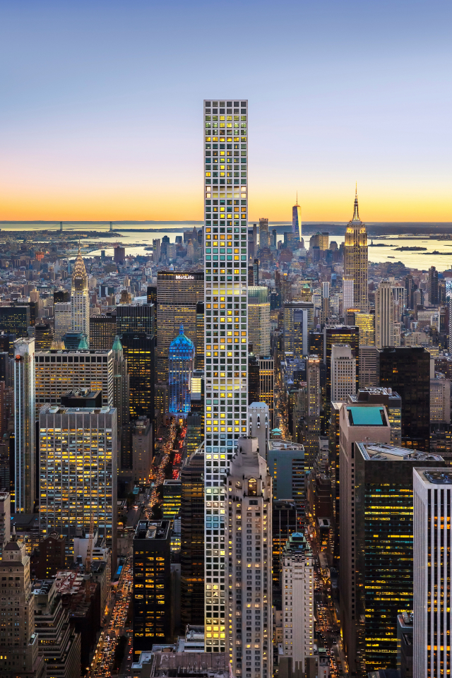 미국 뉴욕의 대표 랜드마크인 432 파크 애버뉴 빌딩은 기형적으로 가늘고 높은 디자인으로 유명하다. 두개 층에 뚫린 구멍 등 독특한 외형에는 ‘자본’이라는 프로세스가 반영돼 있다./사진=Halkin Mason