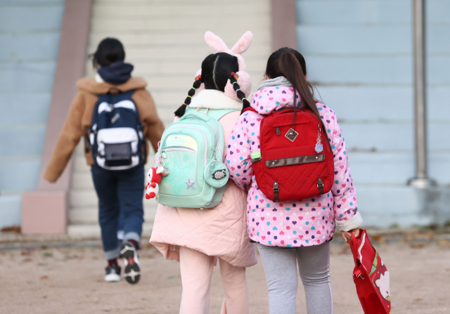 전국의 유치원과 초·중·고교가 전면 등교를 시작한 22일 오전 서울 용산구 금양초등학교에서 학생들이 등교하고 있다./연합뉴스