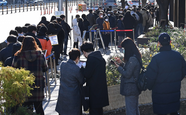 지난 24일 서울 송파구보건소에서 시민들이 길게 줄지어 검사 차례를 기다리고 있다. /오승현 기자