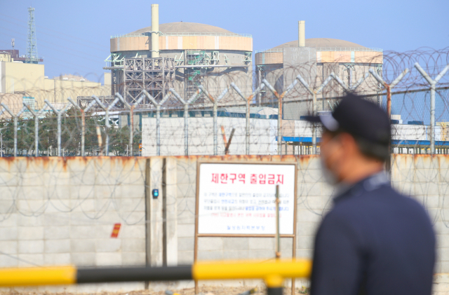 지난 2020년 10월 20일 경주시 양남면 월성원자력발전소에 가동이 정지된 월성 1호기(오른쪽)가 보인다./연합뉴스