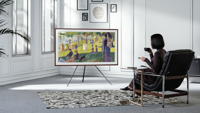 삼성전자 모델이 더 프레임 TV를 통해 조르주 쇠라의 ‘그랑 자트 섬의 일요일 오후’를 감상하고 있다./사진 제공=삼성전자