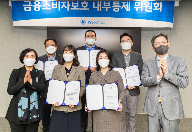 민기식(오른쪽) 푸르덴셜생명보험 대표이사 사장이 지난 24일 서울 강남구 푸르덴셜타워에서 ‘금융소비자보호 우수직원 시상식’에서 수상한 이들을 축하하고 있다. /사진 제공=푸르덴셜생명
