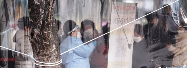 코로나19 임시 선별진료소에서 시민들이 검사를 받기 위해 대기하고 있다. /연합뉴스