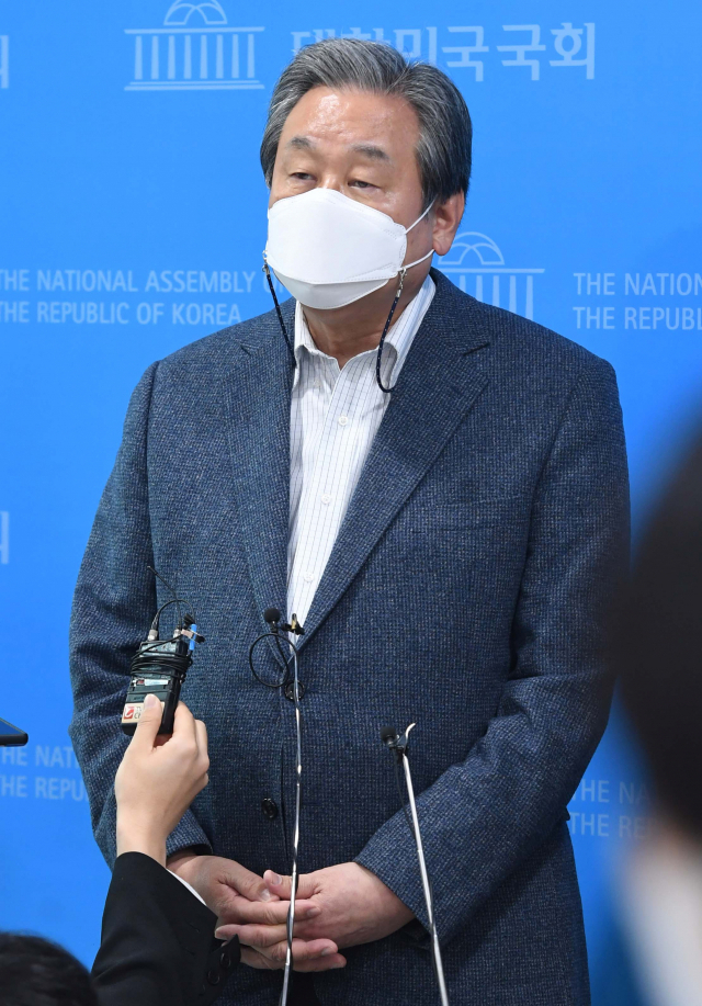 경찰, 가짜 수산업자 '외제 렌터카 제공 의혹' 김무성 소환 조사