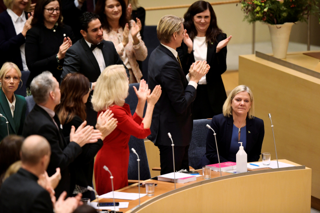 스웨덴 집권 사회민주당의 마그달레나 안데르손 대표(첫줄 맨 오른쪽)가 24일(현지시간) 스톡홀름에서 열린 의회 인준투표에서 신임 총리로 선출된 뒤 동료 의원들의 축하를 받고 있다. 그는 스웨덴 정치사상 첫 여성 총리로 선출된 후 몇시간만에 사퇴했다./연합뉴스