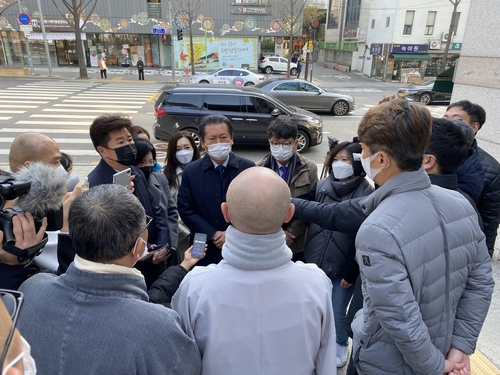 정청래(가운데) 더불어민주당 의원이 25일 자신의 ‘해인사 통행세’ 발언을 사과하려 서울 조계사를 찾았다가 출입을 거부 당했다. /사진 제공=조계종