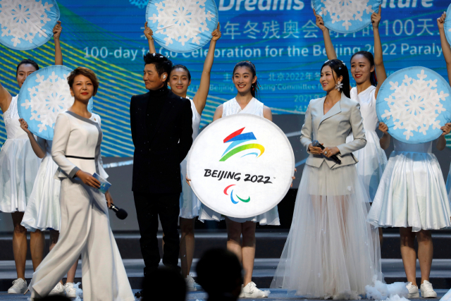 지난 24일 중국 베이징의 국가수영센터에서 2022 베이징 동계 올림픽 D-100 기념 행사가 열리고 있다. /로이터연합뉴스