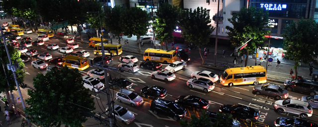 밤 10시가 되면 대치동 학원가 도로는 아이들을 데려가려는 원정족 학부모의 차량으로 혼잡해진다. /서울경제DB
