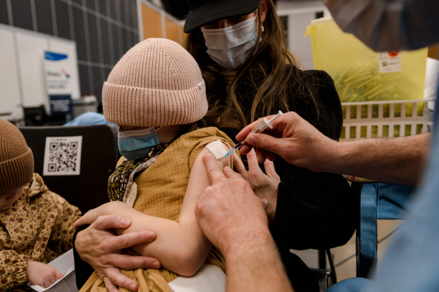 24일 캐나다 퀘백주 몬트리올에서 7살 어린이가 코로나19 화이자 백신 주사를 맞고 있다./AFP연합뉴스