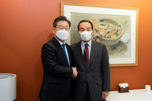 이재명(왼쪽) 더불어민주당 대선 후보가 25일 광화문 인근 찻집에서 박창달 전 의원을 만나 악수하고 있다. / 사진제공=민주당 공보국