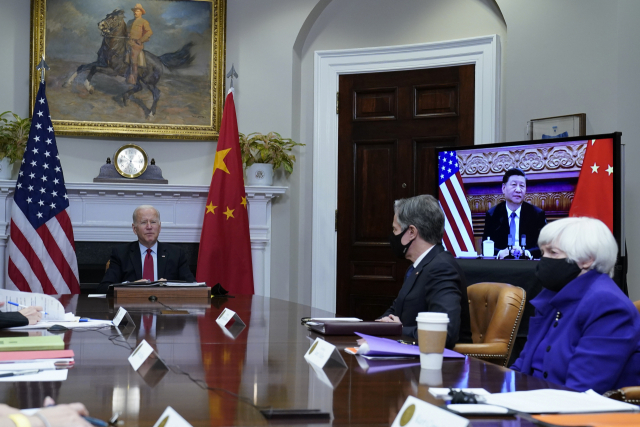 지난 15일 미국 워싱턴 백악관 루즈벨트룸에서 조 바이든 미국 대통령이 시진핑 중국 국가주석과 만나 회담하고 있다./AP연합뉴스