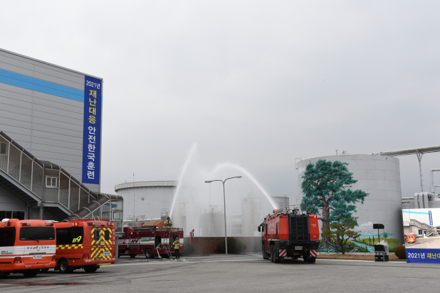 충북 충주시 코스모신소재 충주공장에서 지난 24일 진행된 ‘안전한국훈련’에서 소방차량이 화학공장 폭발로 인한 화재를 진압하는 훈련을 진행하고 있다. /사진 제공=행정안전부