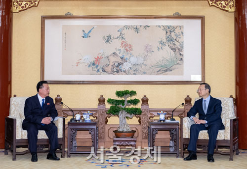 양제츠(오른쪽) 중국 정치국원이 지난달 28일 리룡남 주중 북한대사를 면담하고 있다. /중국 외교부