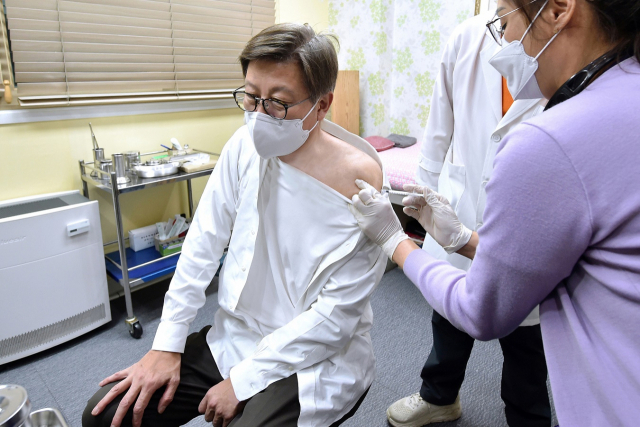 박형준 부산시장이 25일 오후 강서구 소재 병원에서 백신 추가접종을 하고 있다./사진제공=부산시