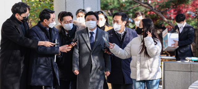 고위공직자 범죄수사처(공수처) 수사 관계자들이 26일 서울 서초구 대검찰청에서 '이성윤 서울고검장 공소장 유출 의혹'과 관련한 서버 압수수색을 위해 청사에 도착해 이동하고 있다. /연합뉴스