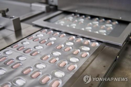 베트남 '화이자·머크, 코로나 치료제 현지 생산 허가'