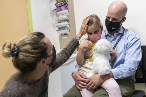 미국 뉴욕에서 한 아이가 코로나19 백신 접종을 준비하고 있다. /AP연합뉴스