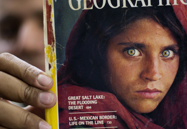 1985년 6월 내셔널 지오그래픽 표지를 장식한 '아프간 소녀' 굴라의 사진은 전쟁의 비극과 난민을 상징하며 전세계인의 주목을 받았다. /AP연합뉴스]