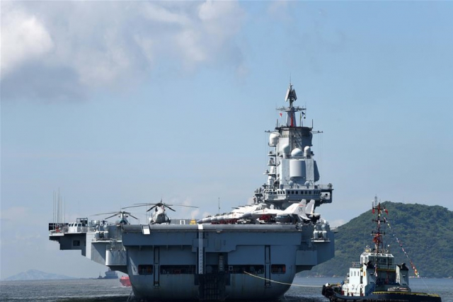 중국 항공모함 랴오닝함이 지난 2017년 7월 11일 홍콩방문 일정을 마치고 출항하고 있다. 중국은 항모전단을 비롯해 해군력을 급속히 증강시키며 서해는 물론이고 남중국해 등에서 군사력을 과시하고 있다. /사진제공=신화망