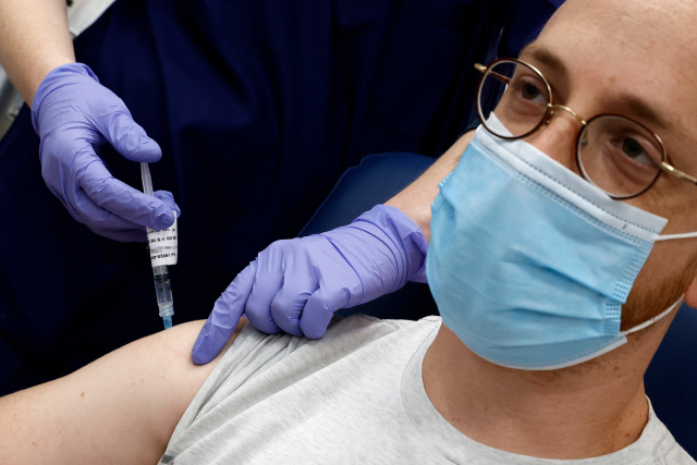 한 이스라엘 남성이 최근 수도 텔아비브의 한 병원에서 코로나19 백신을 맞고 있다. /AFP연합뉴스